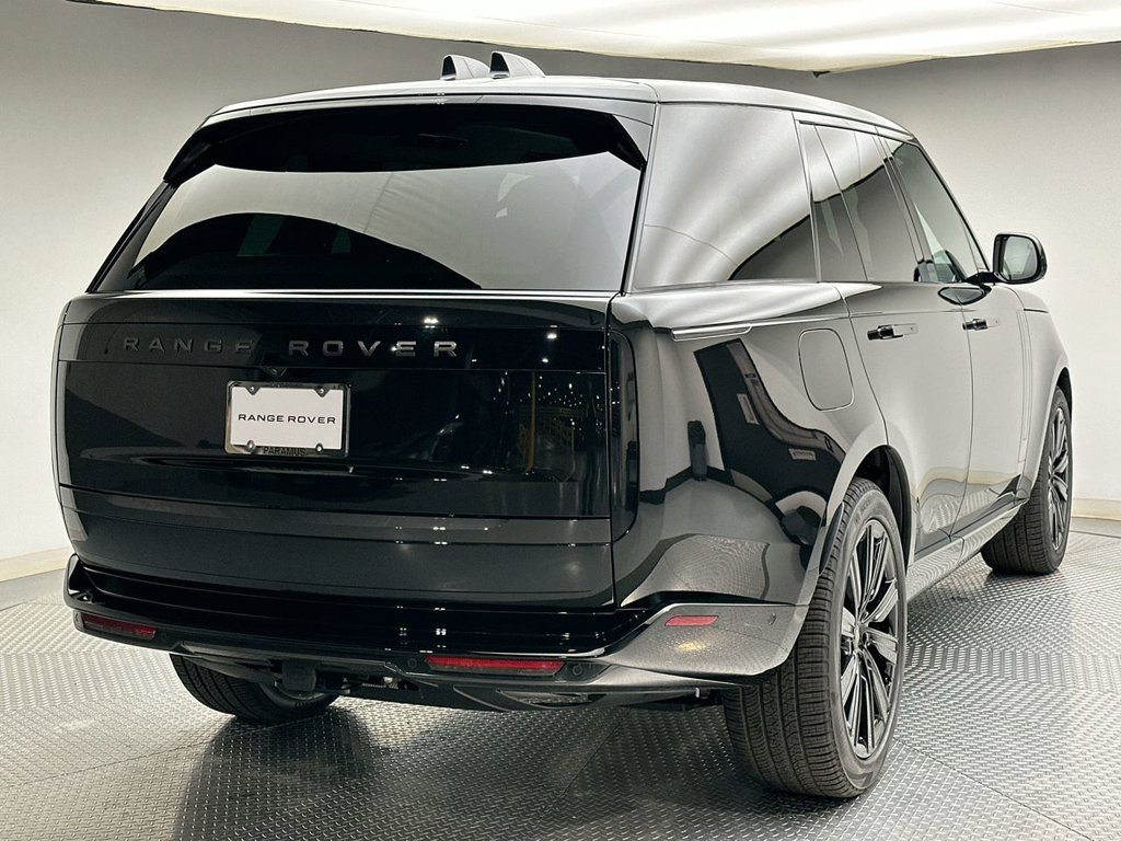 New 2027 Santorini Black Land Rover SE image 3