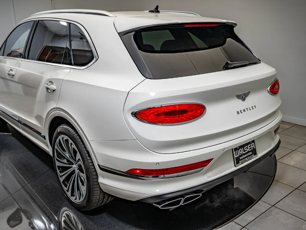 Used 2022 White Bentley V8 image 21