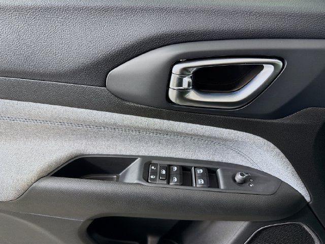 New 2026 Diamond Black Crystal Pearl-Coat Exterior Paint Jeep Latitude image 17