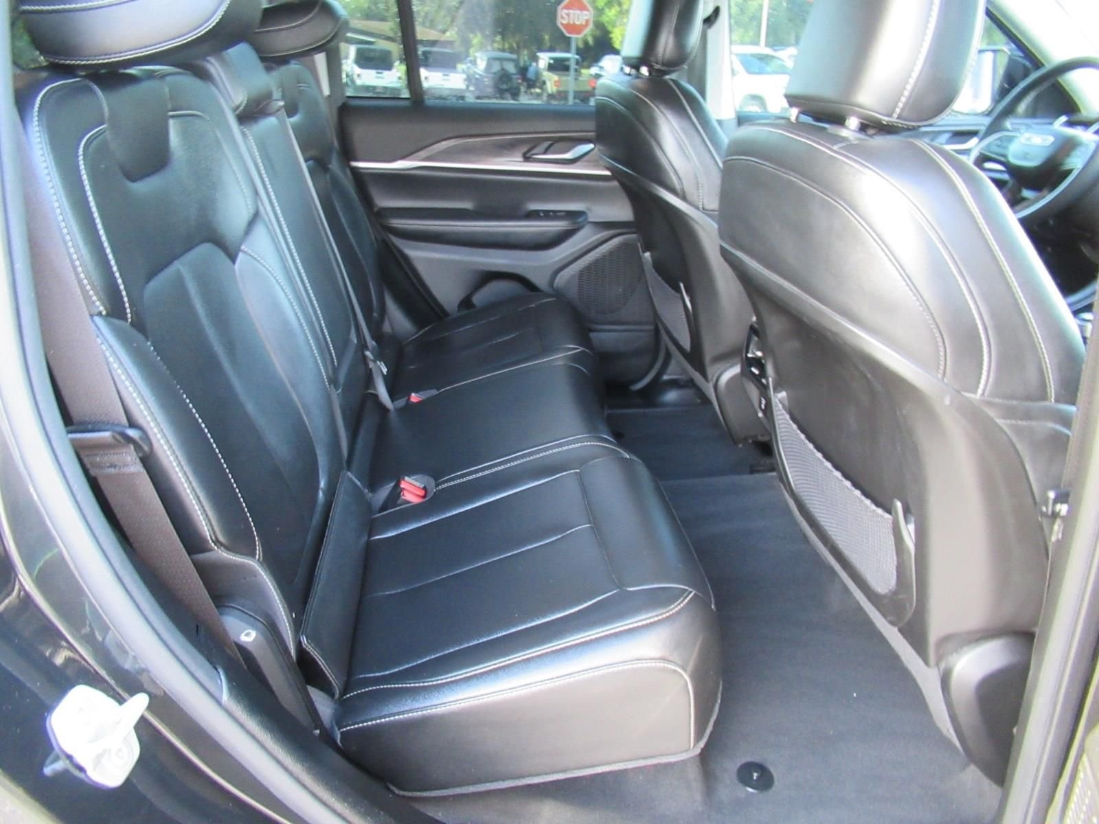 Used 2023  Jeep Limited image 35