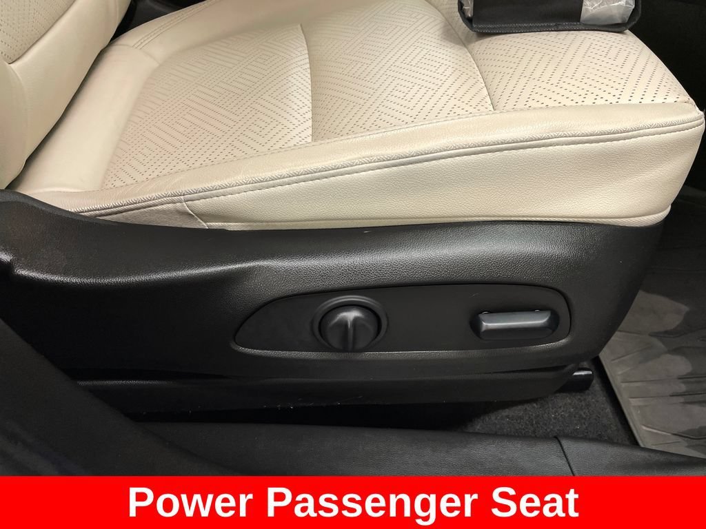 Used 2020 WHITE FROST TRICOAT Buick Essence image 12