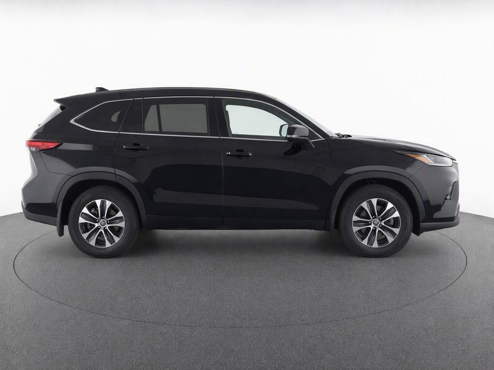 Used 2021 Midnight Black Metallic Toyota XLE image 5