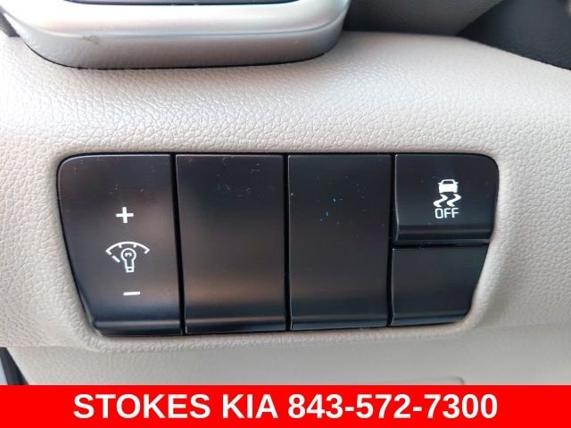 Used 2018 Silver Kia LX image 17