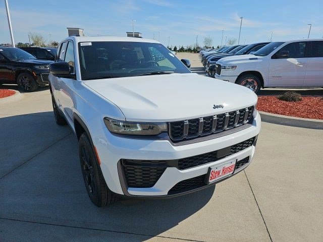 New 2026 Bright White Clearcoat Jeep Laredo Altitude image 7