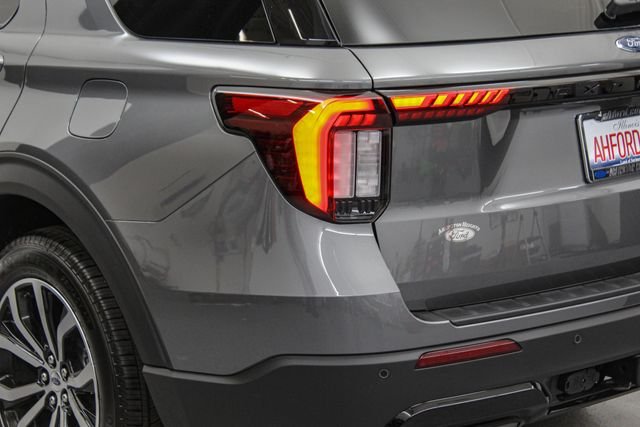 New 2026 Carbonized Gray Metallic Ford ST-Line image 6