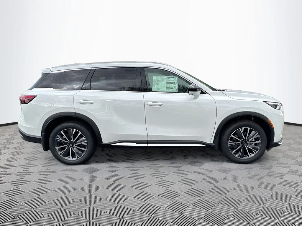 Certified Used 2026 White INFINITI LUXE image 5