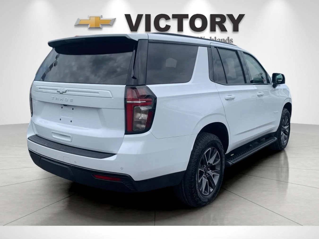 Used 2023 Summit White Chevrolet Z71 image 3