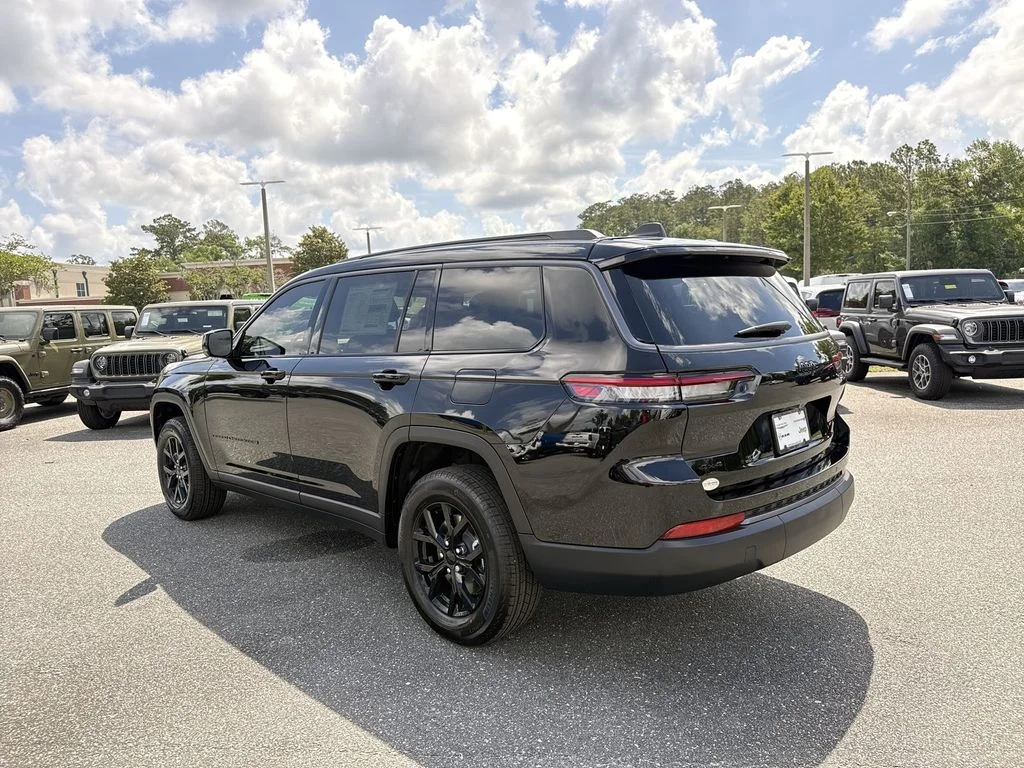 New 2026 Diamond Black Crystal Pearl-Coat Exterior Paint Jeep Laredo image 7