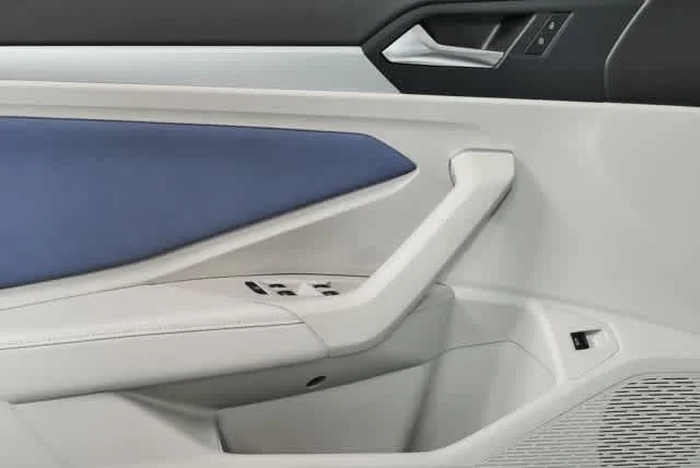 Certified Used 2025 Opal White Pearl Volkswagen SE image 6