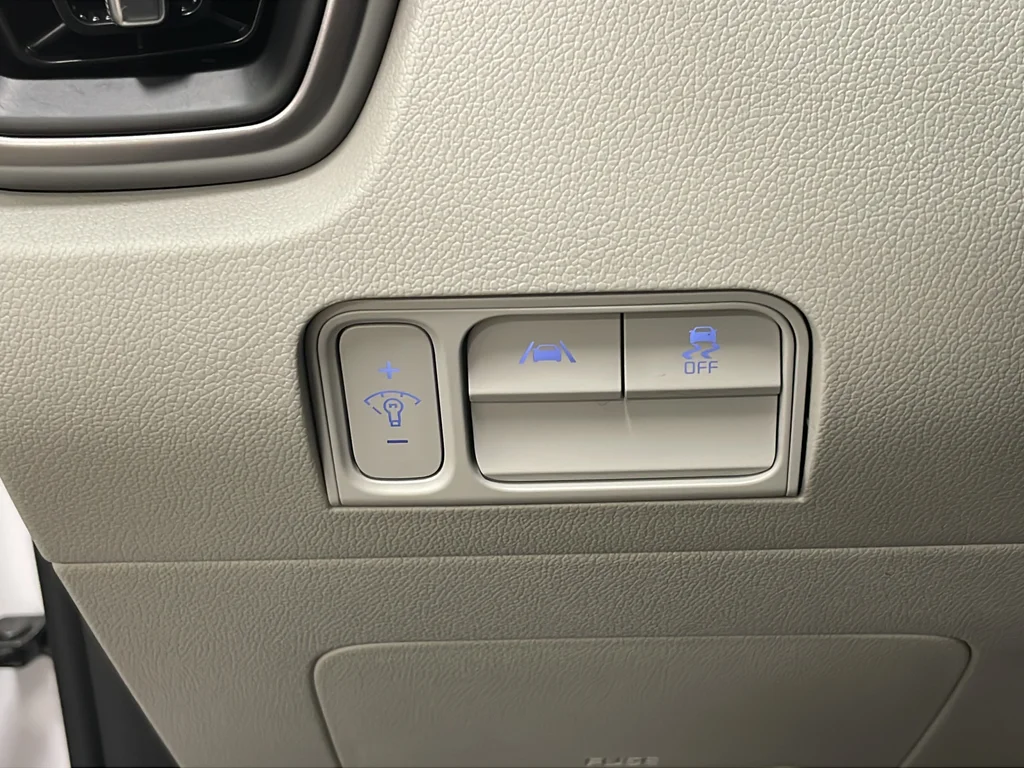 Used 2022 White Kia S X-LINE image 28
