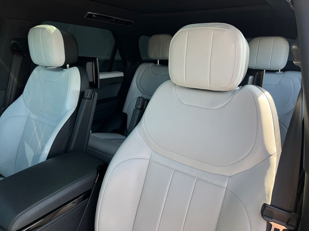 Used 2023  Land Rover SE Dynamic image 14