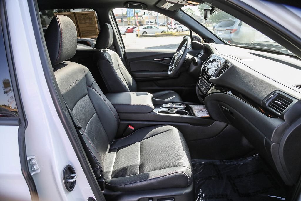 Certified Used 2025 Platinum White Pearl Honda AWD BLACK EDITION image 17