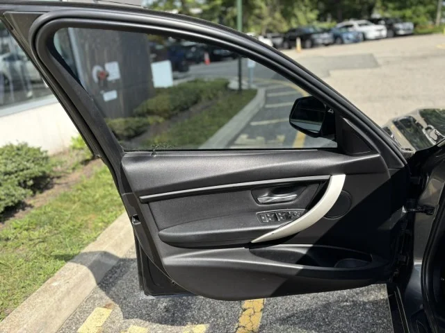 Used 2018 Mineral Gray Metallic BMW 320i xDrive image 20