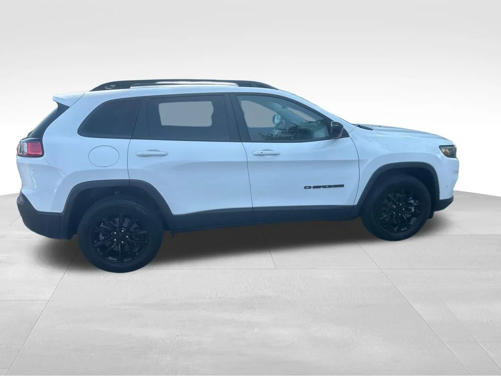 Used 2023 White Jeep Altitude image 30