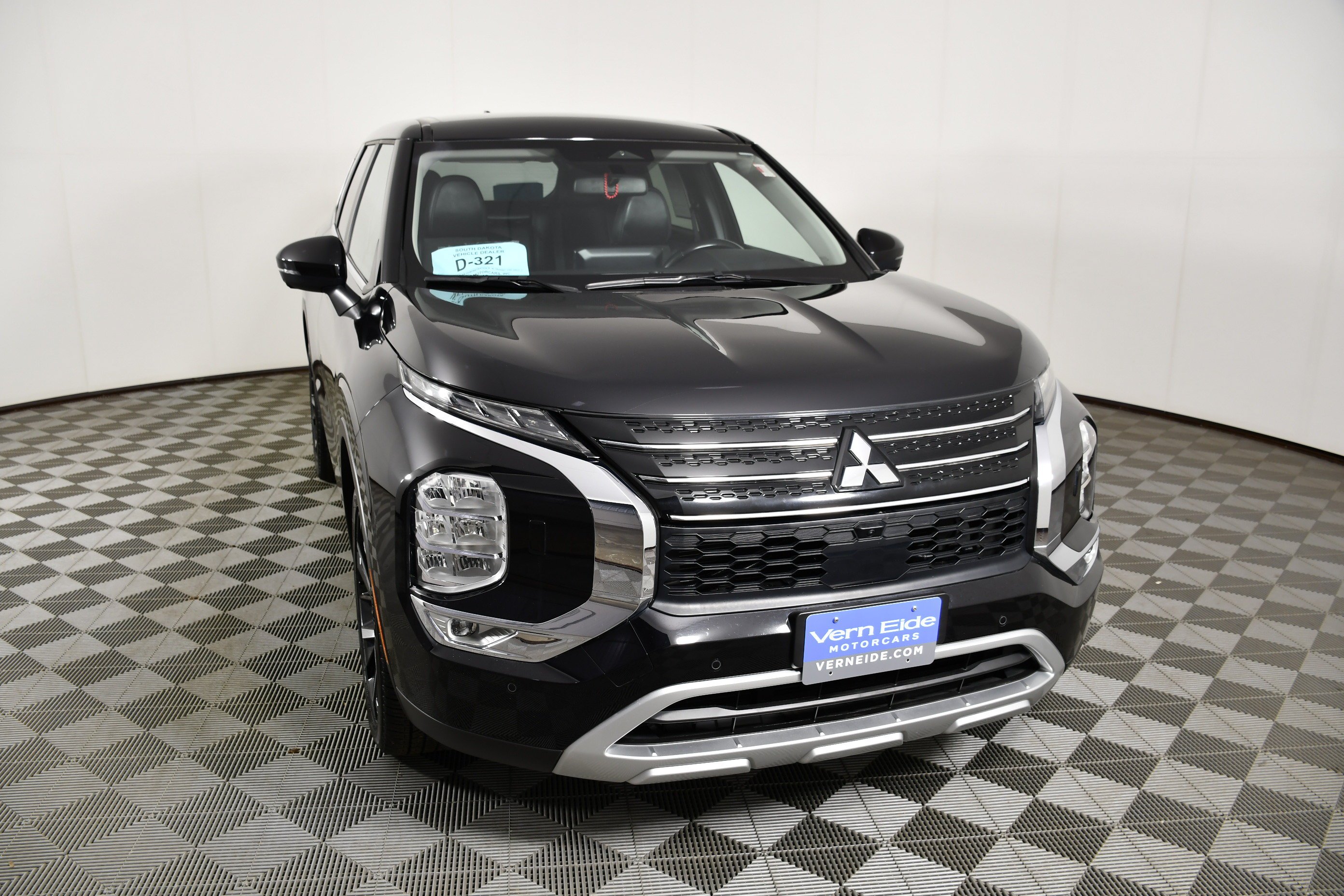 Certified Used 2024 Labrador Black Pearl Mitsubishi SE image 3