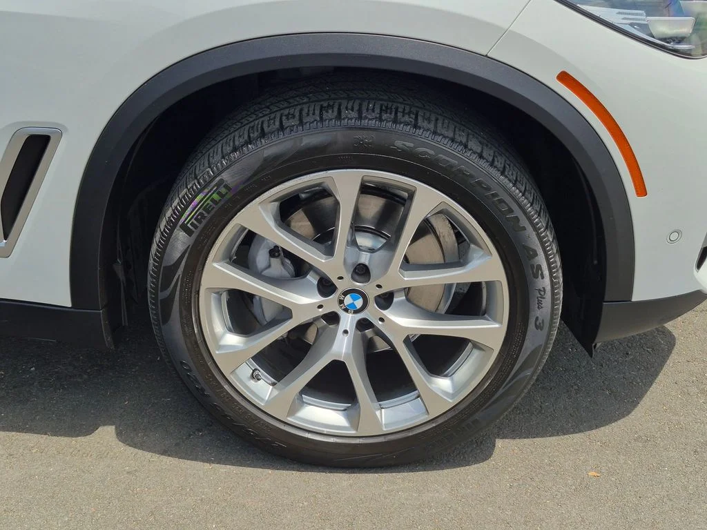 Used 2021 White BMW sDrive40i image 29