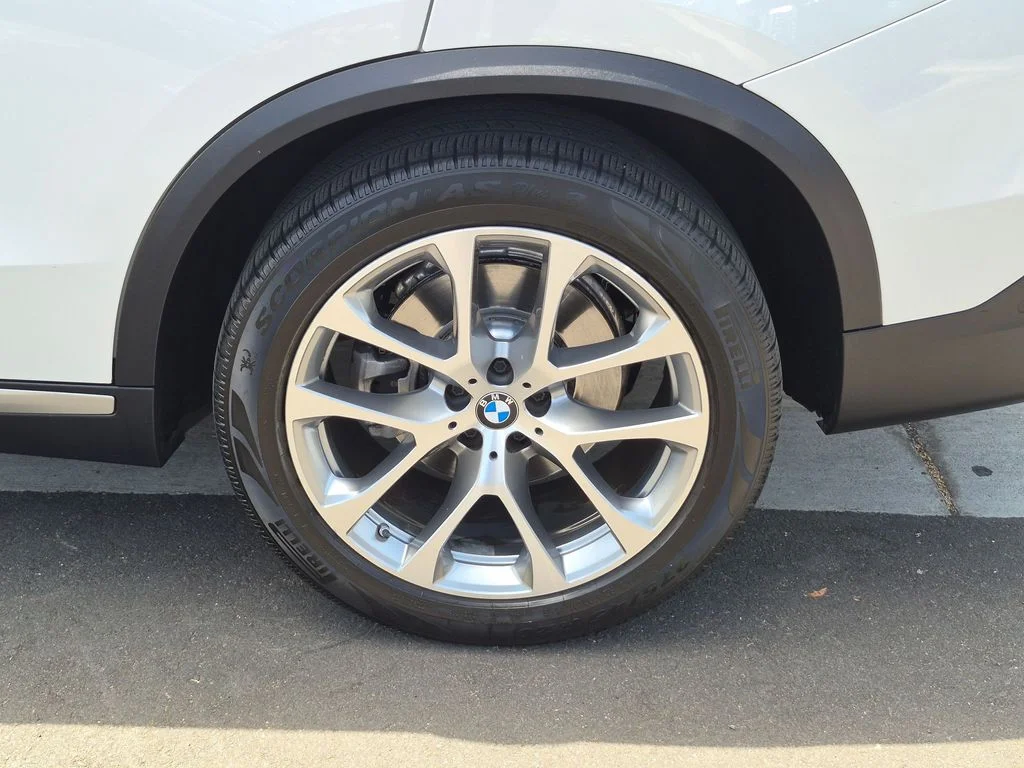 Used 2021 White BMW sDrive40i image 32