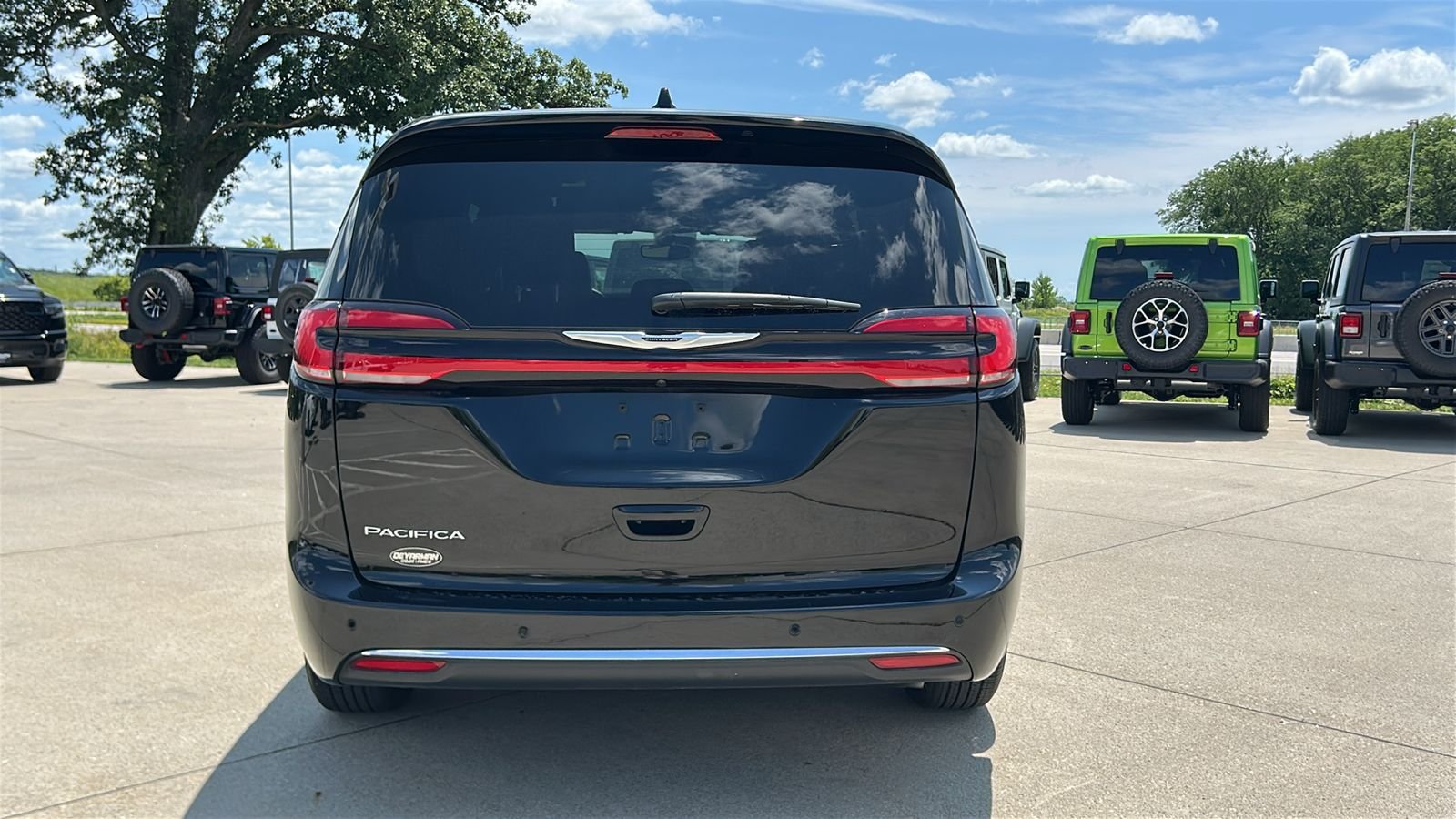 Used 2025 Black Chrysler Select image 5