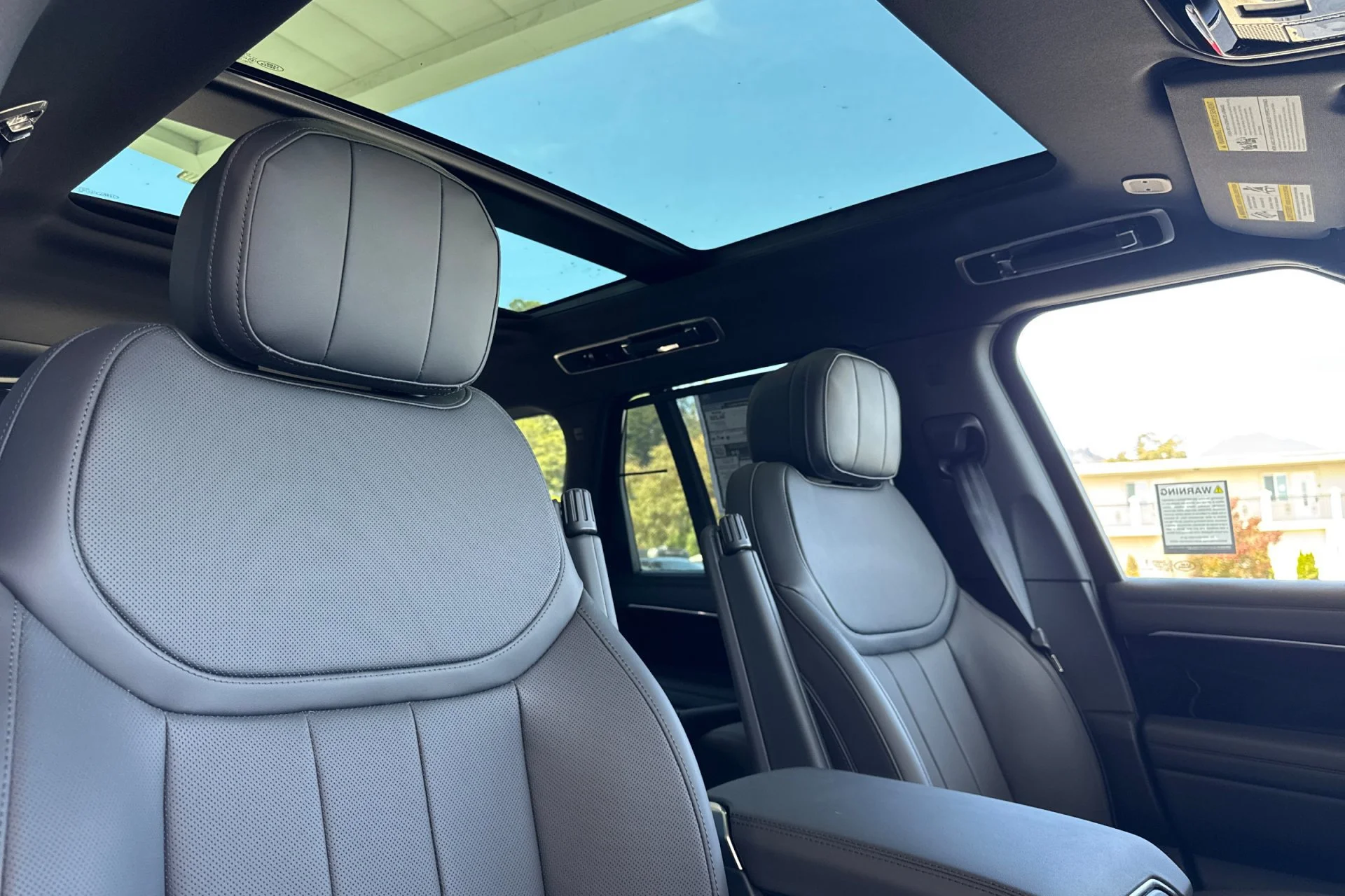 New 2026 SANTORINI BLACK Land Rover SE image 19