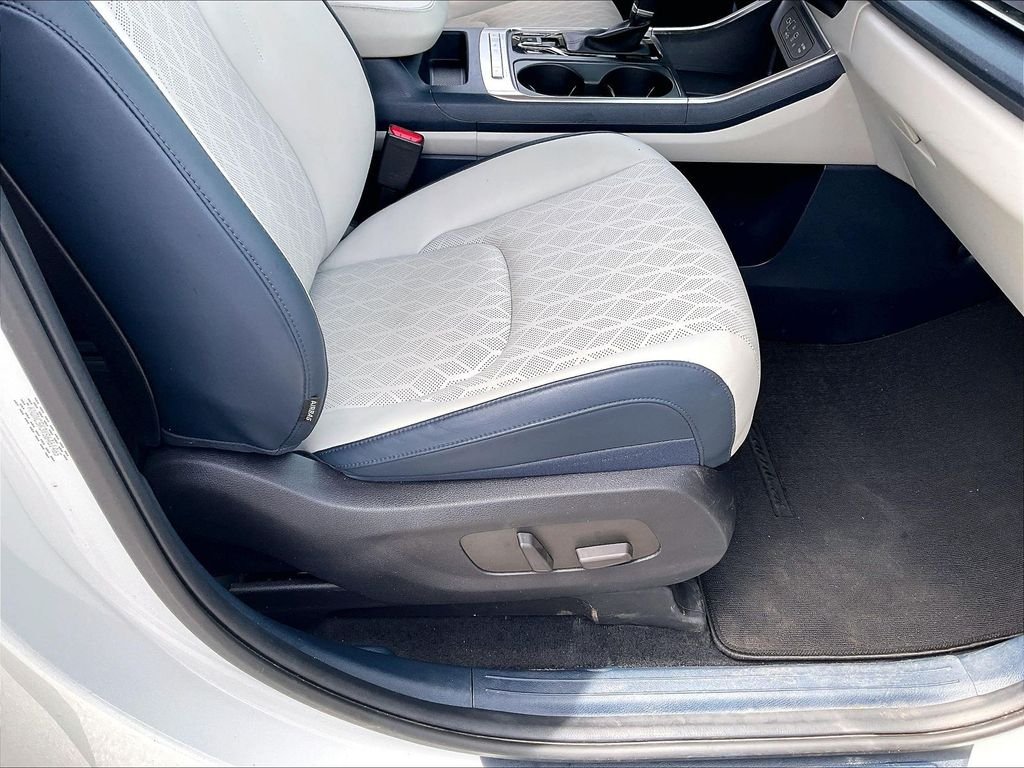 Used 2025 Snow White Pearl Kia EX image 36