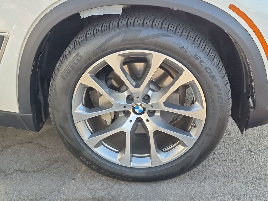 Used 2020 White BMW sDrive40i image 5