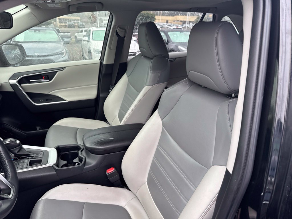 Used 2019 Midnight Black Metallic Toyota XLE Premium image 3