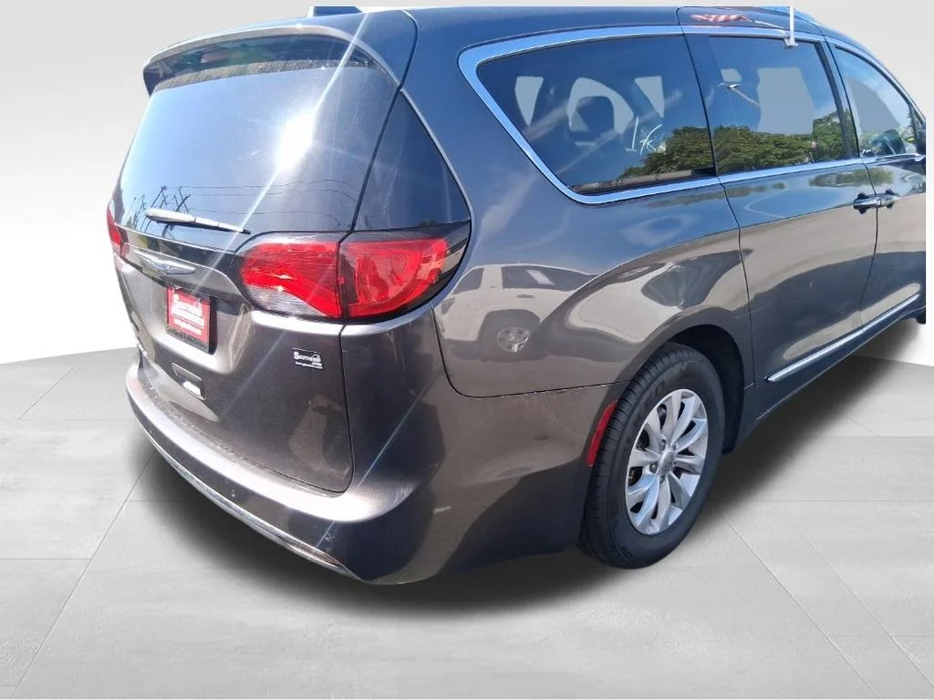 Used 2018 Gray Chrysler Touring L image 4