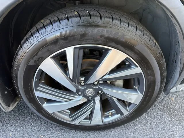 Used 2018 Black Nissan Platinum image 12