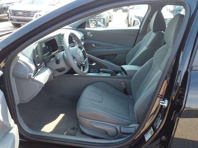 New 2026 Abyss Black Hyundai SE image 9