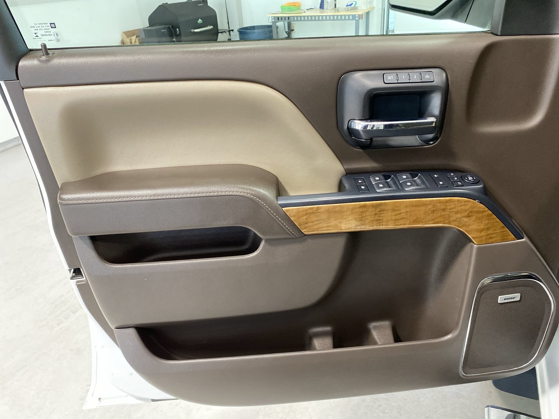 Used 2017 IRIDESCENT PEARL TRICOAT Chevrolet LTZ image 20