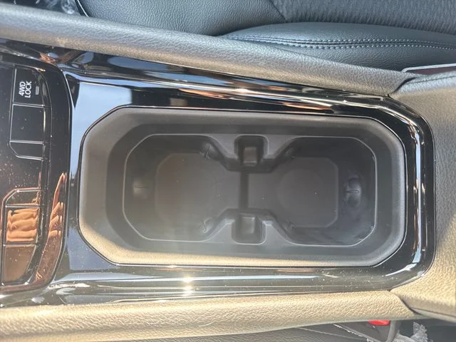 New 2026 White Jeep Latitude image 24