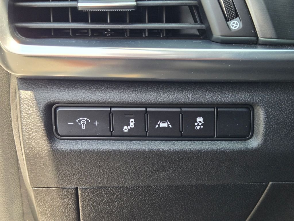Used 2022 White Kia LX image 23