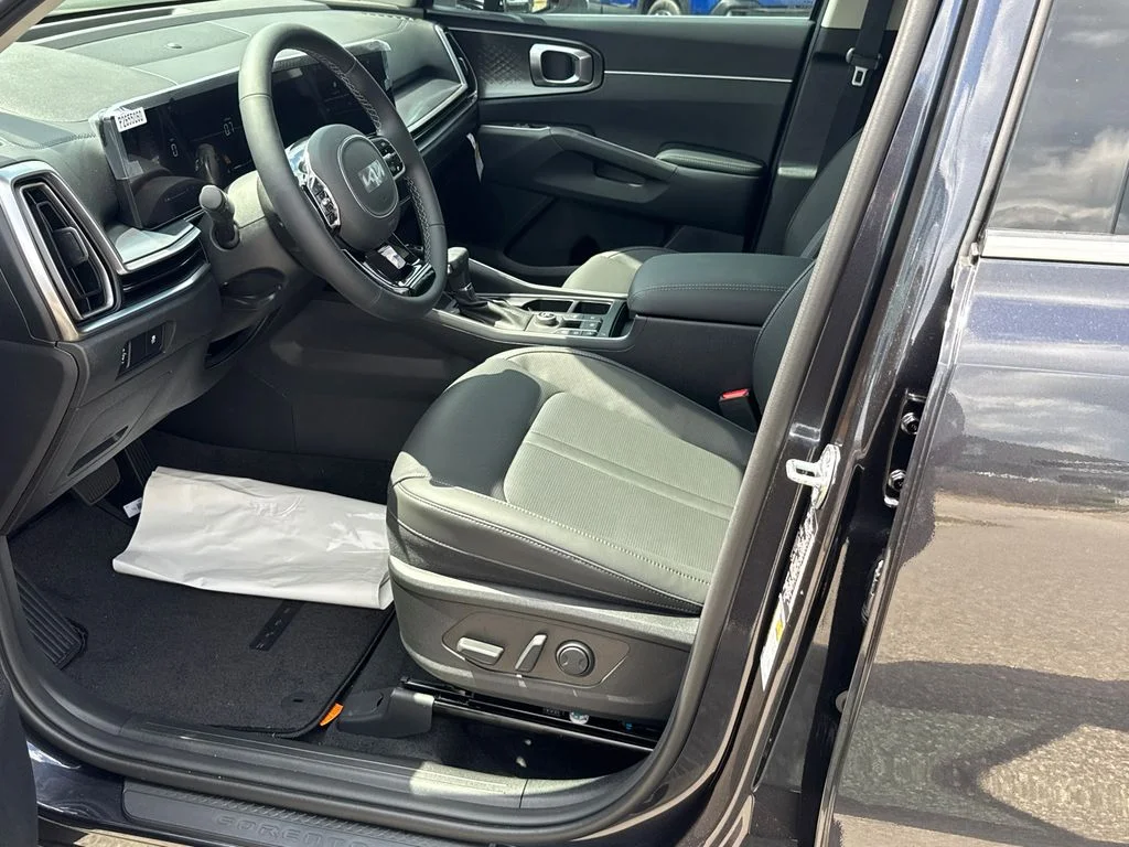 2025 Kia Sorento S - Photo 9