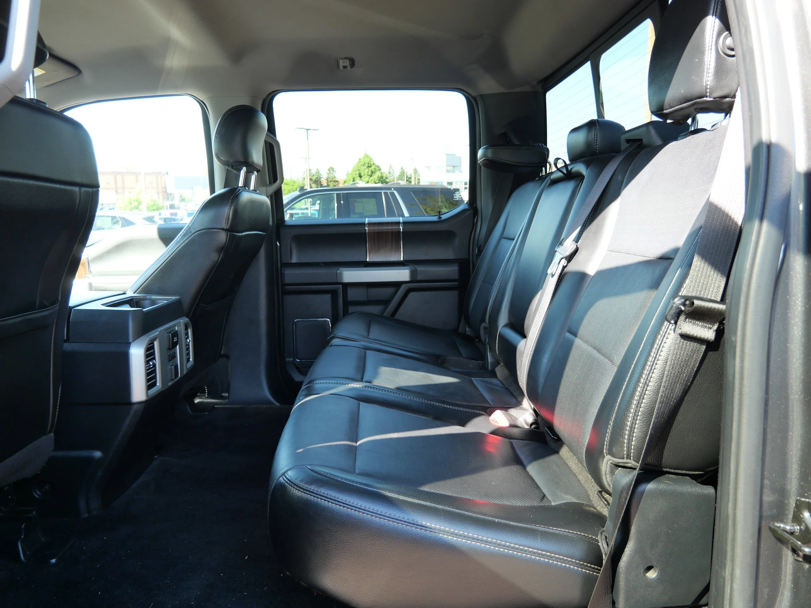 Used 2015 Magnetic Metallic Ford Lariat image 13