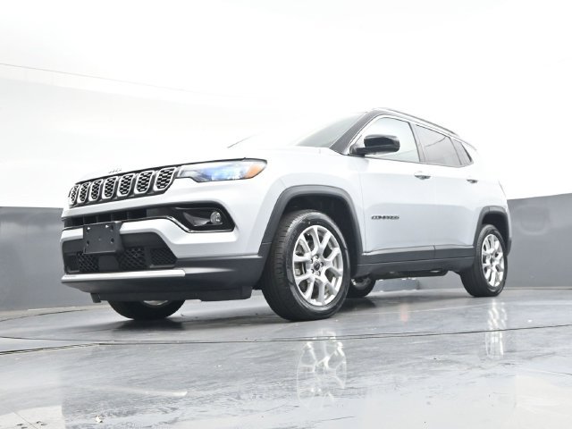 Used 2025 Silver Jeep Limited image 37