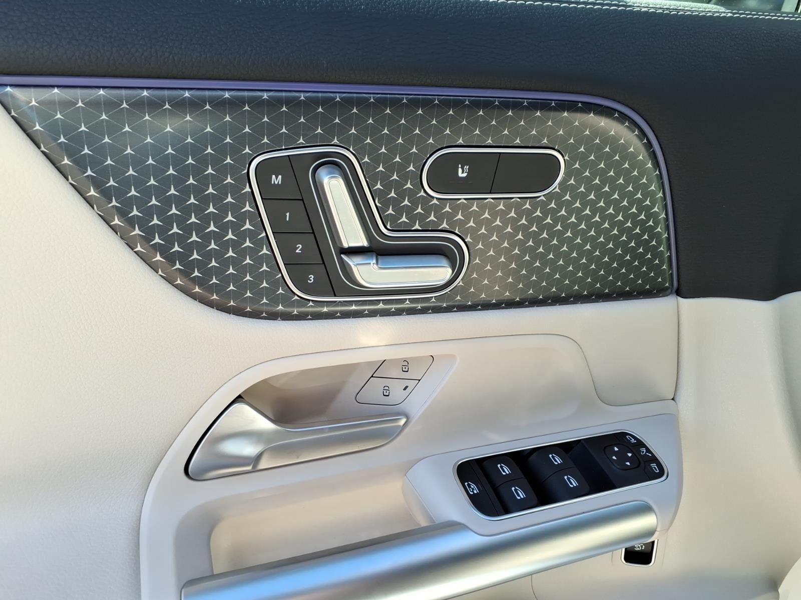 Used 2025 Polar White Mercedes-Benz GLA 250 image 13