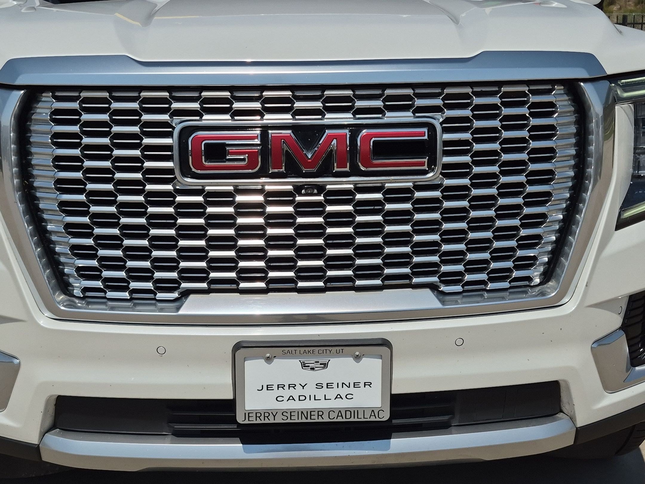 Used 2021 WHITE FROST TRICOAT GMC Denali image 9