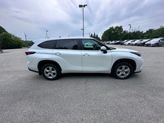 Used 2023 Off-white Toyota LE image 2