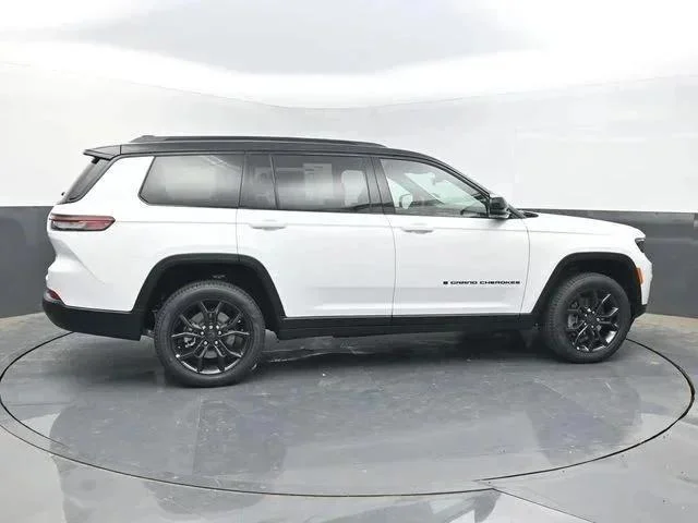 New 2025 Bright White Clear-Coat Exterior Paint Jeep Limited image 7