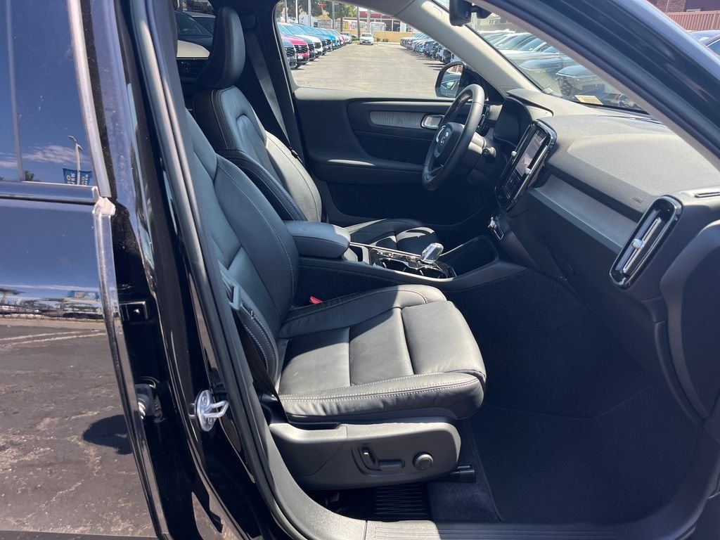 Used 2023 Black Volvo B5 Plus Dark Theme image 45