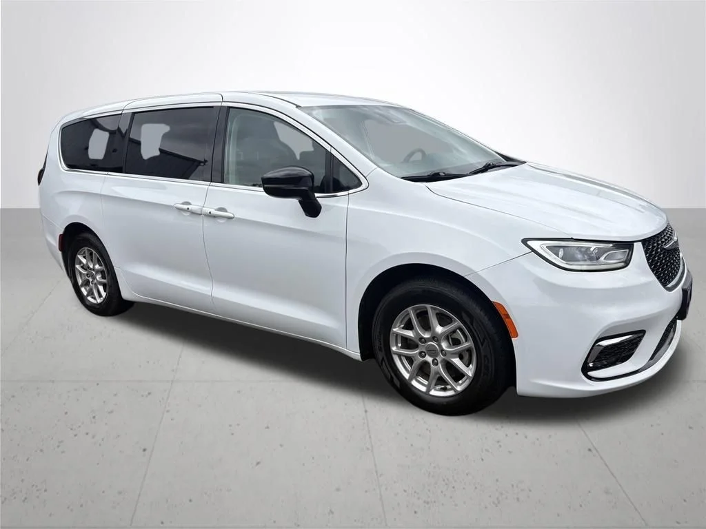 Used 2024 White Chrysler Touring L image 4