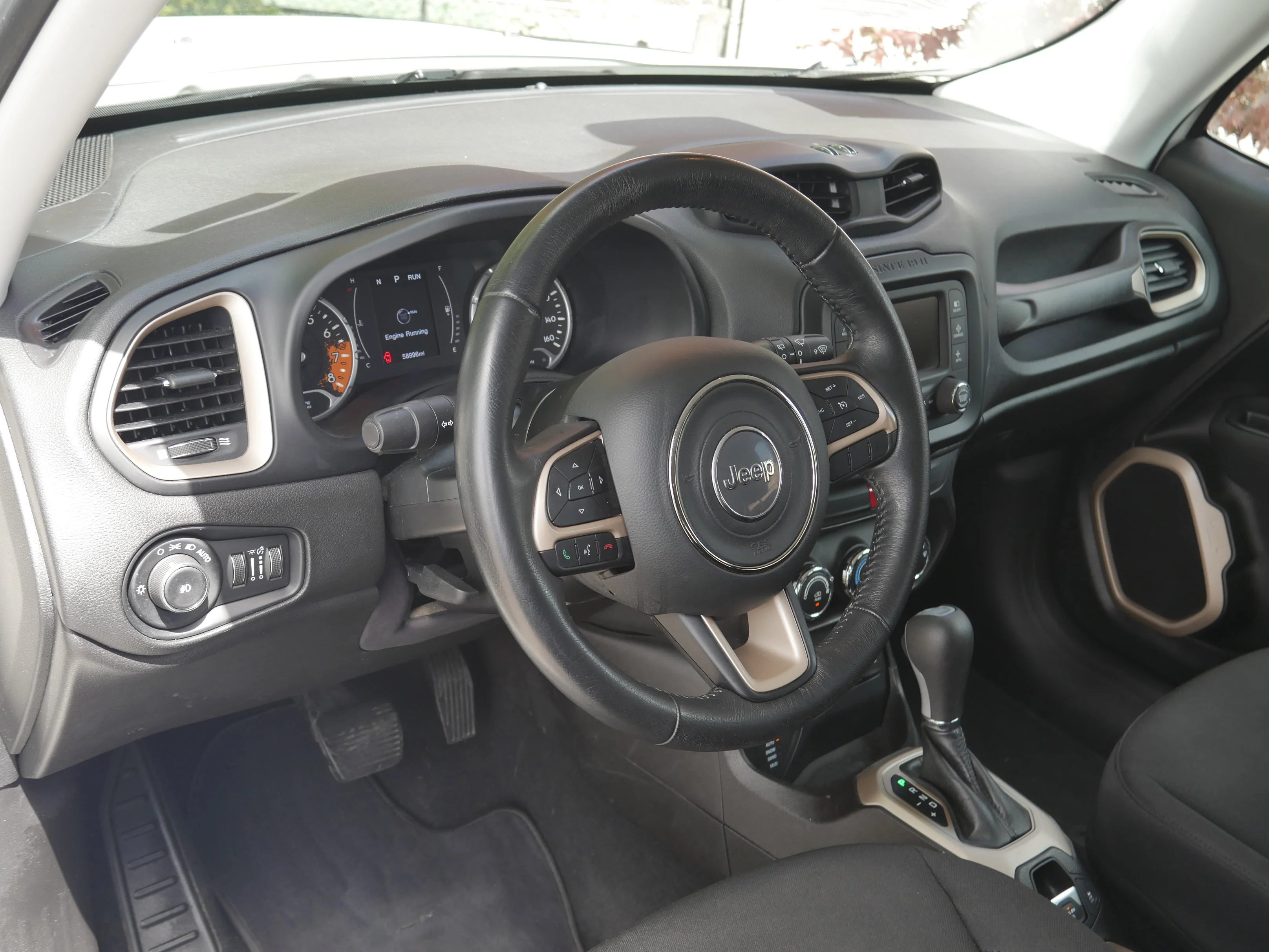 Used 2017 Alpine White Jeep Latitude image 4