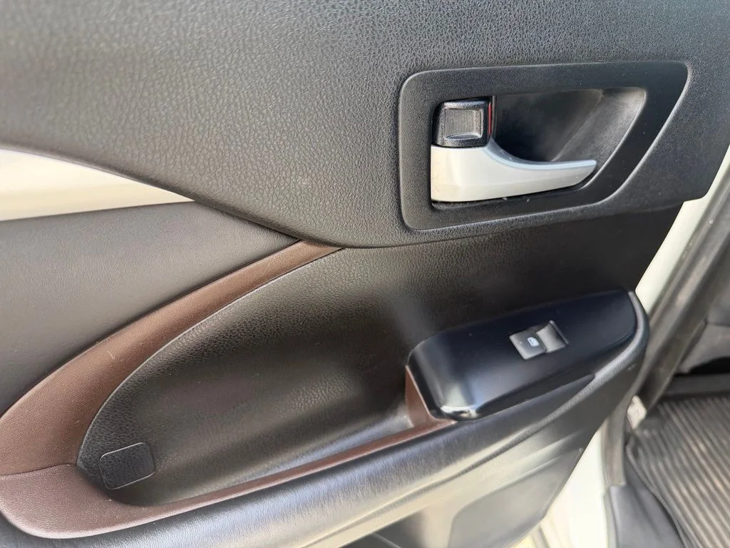 Used 2018 White Toyota XLE image 19