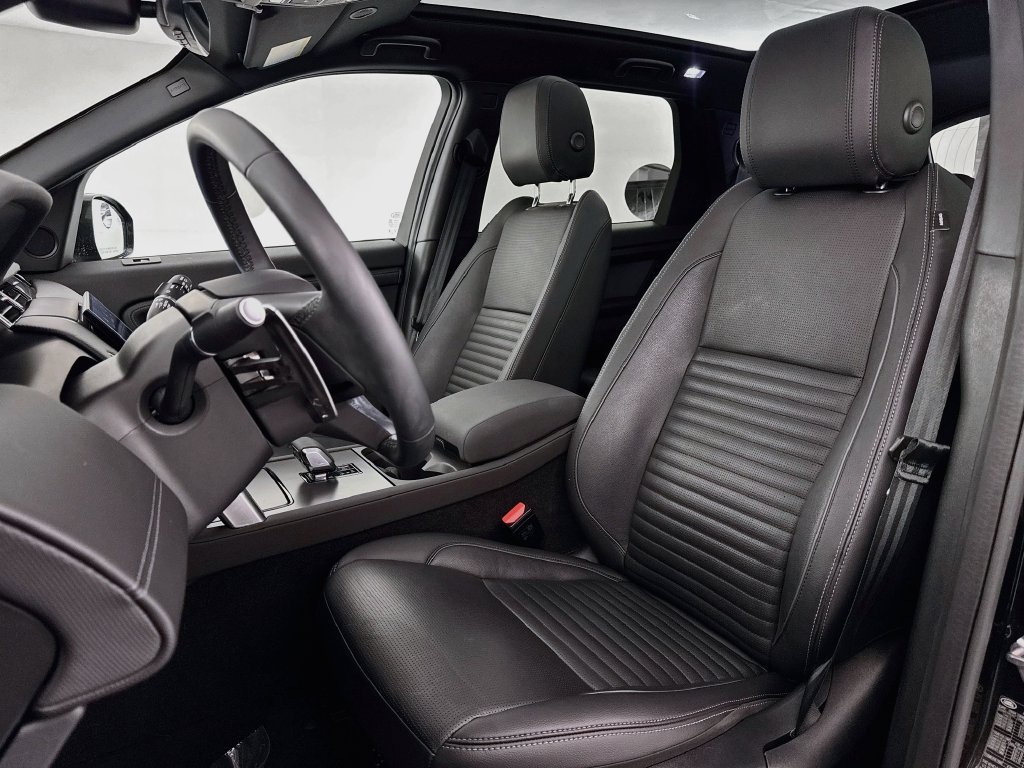 Certified Used 2025 Black Land Rover Dynamic SE image 21