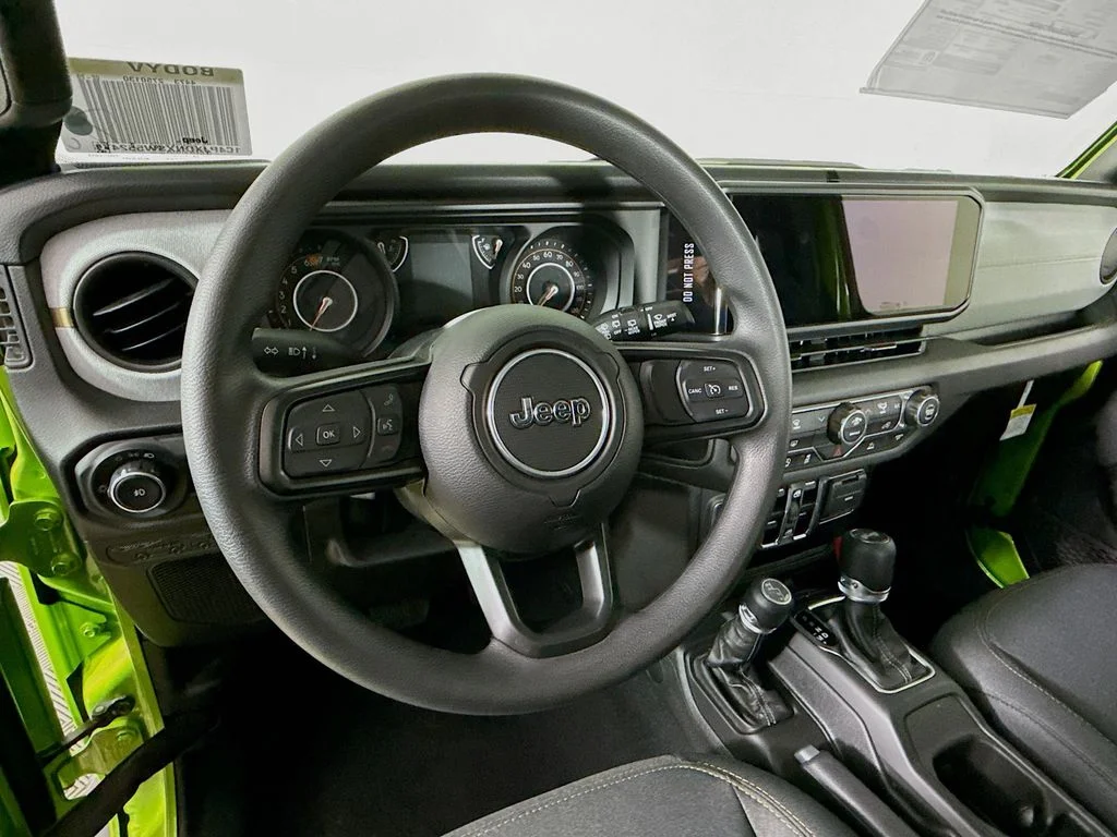 Used 2025  Jeep Sport image 12