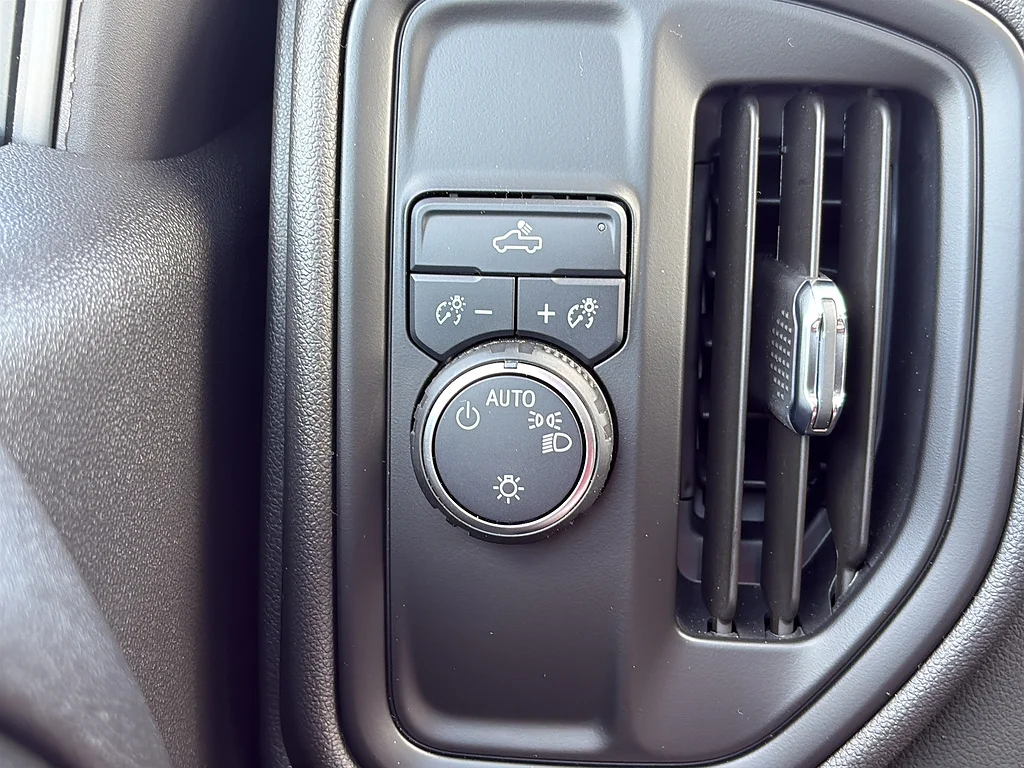 Used 2025 Summit White Chevrolet  image 20