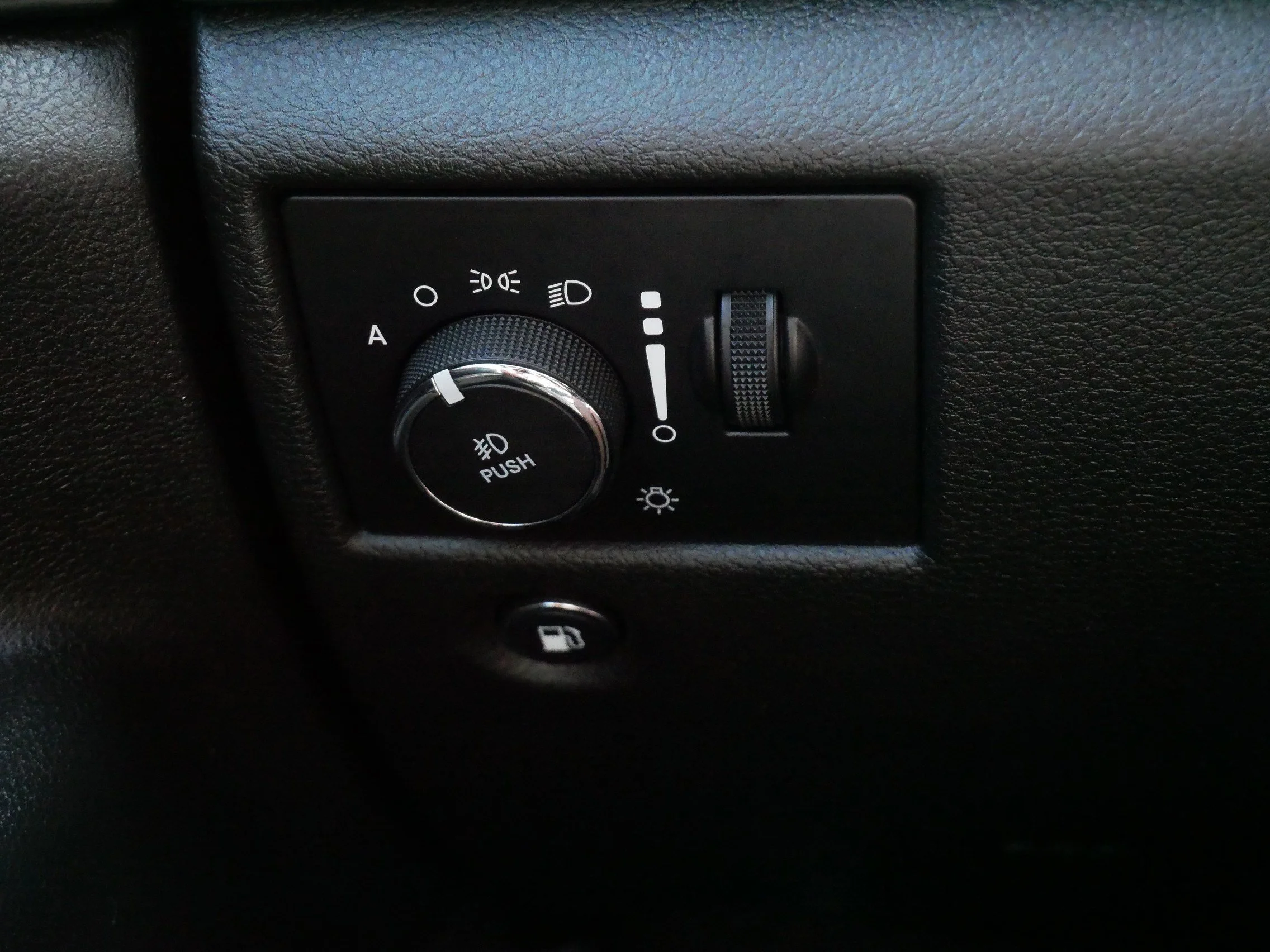 Used 2019 Billet Silver Metallic Clearcoat Jeep Altitude image 27
