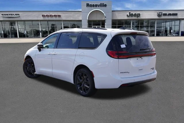 New 2027 Bright White Clear-Coat Paint Chrysler Limited image 5