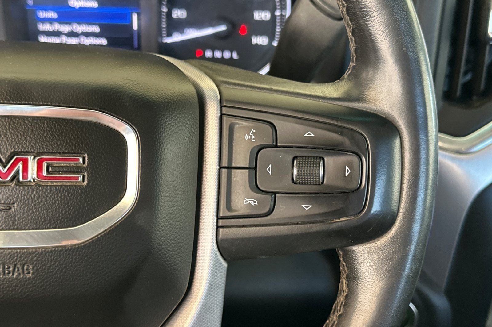 Used 2022 White GMC SLE image 28