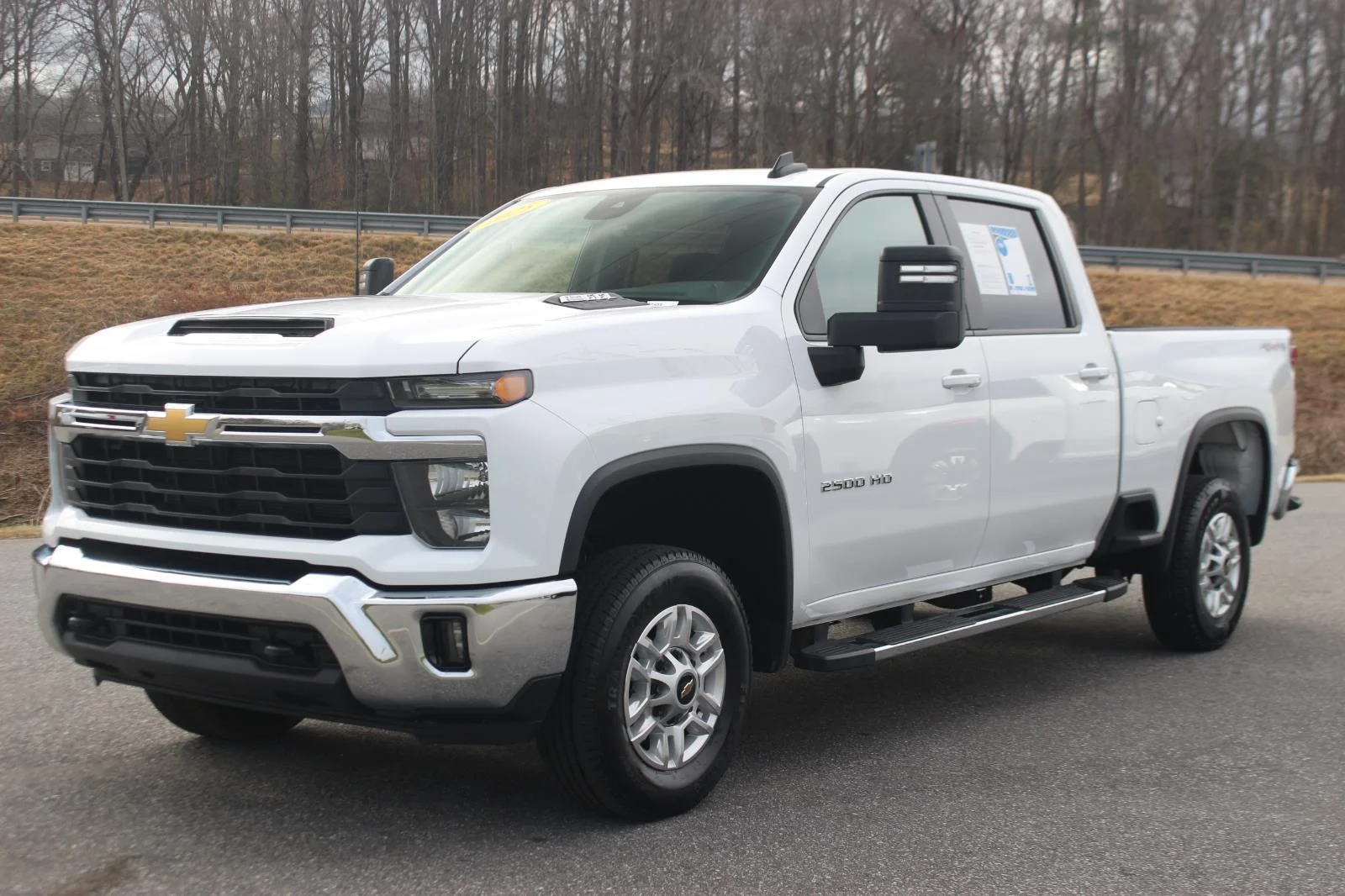 Used 2025 Summit White Chevrolet LT image 3